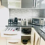 Luxury Apartment Near Canning Town- Free Parking