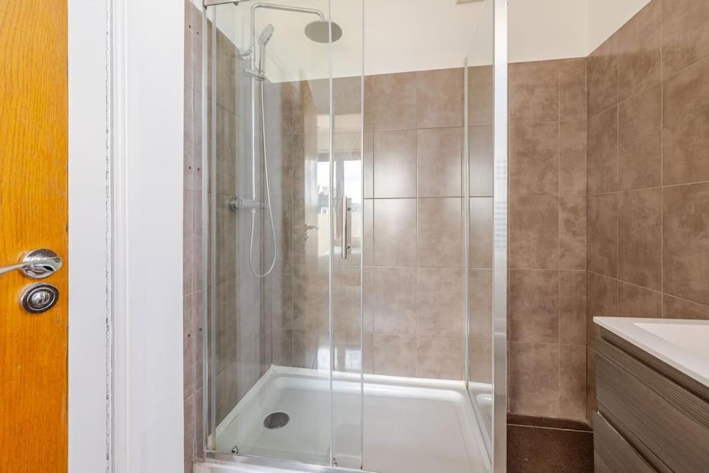 Luxury Near Canning Town- Free Parking Apartamento *
