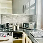 Luxury Apartment Near Canning Town- Free Parking