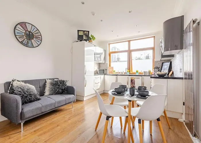 Luxury Apartment Near Canning Town- Free Parking