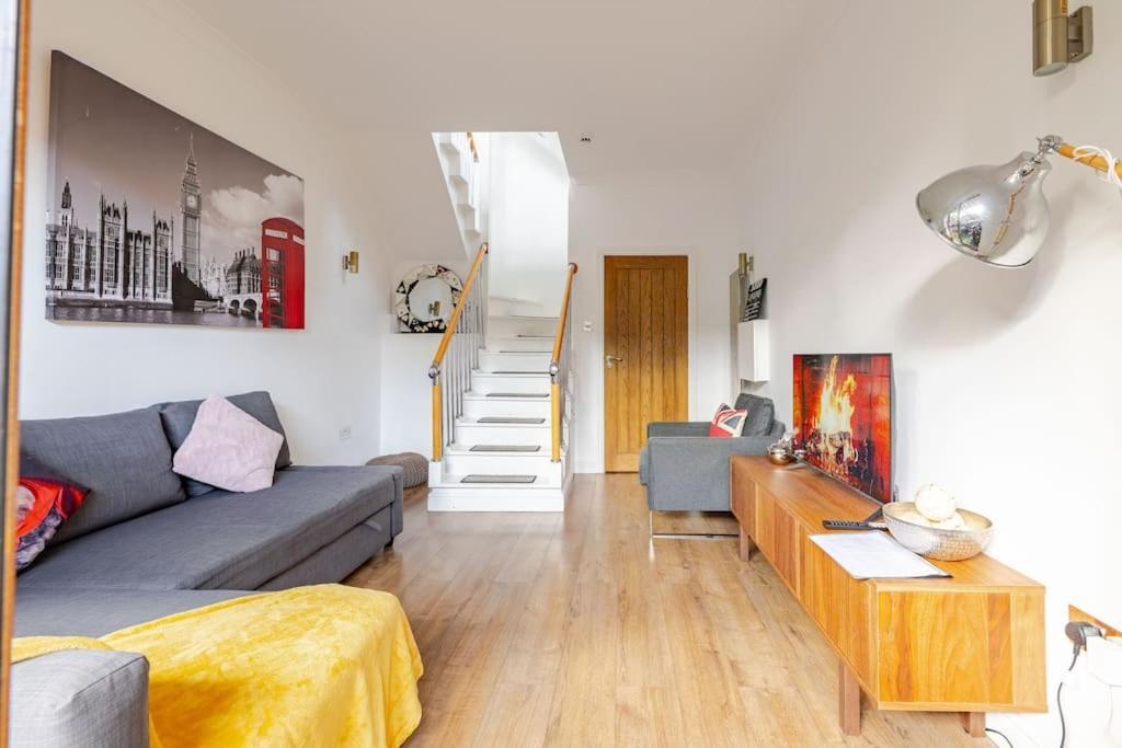 Luxury Near Canning Town- Free Parking Appartement *