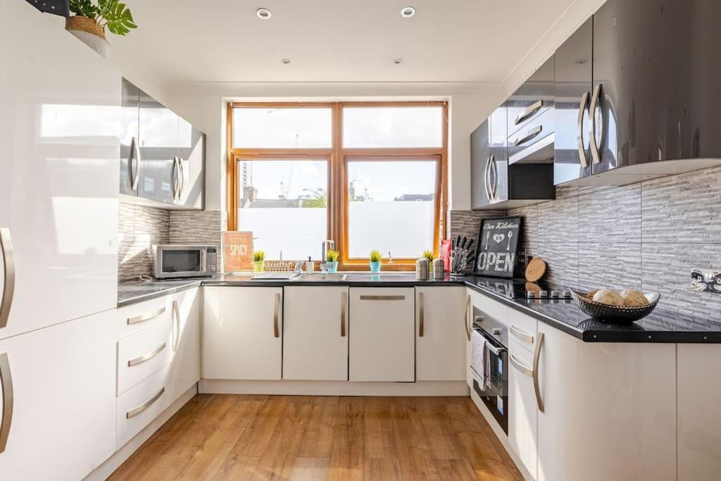 Luxury Near Canning Town- Free Parking Appartement